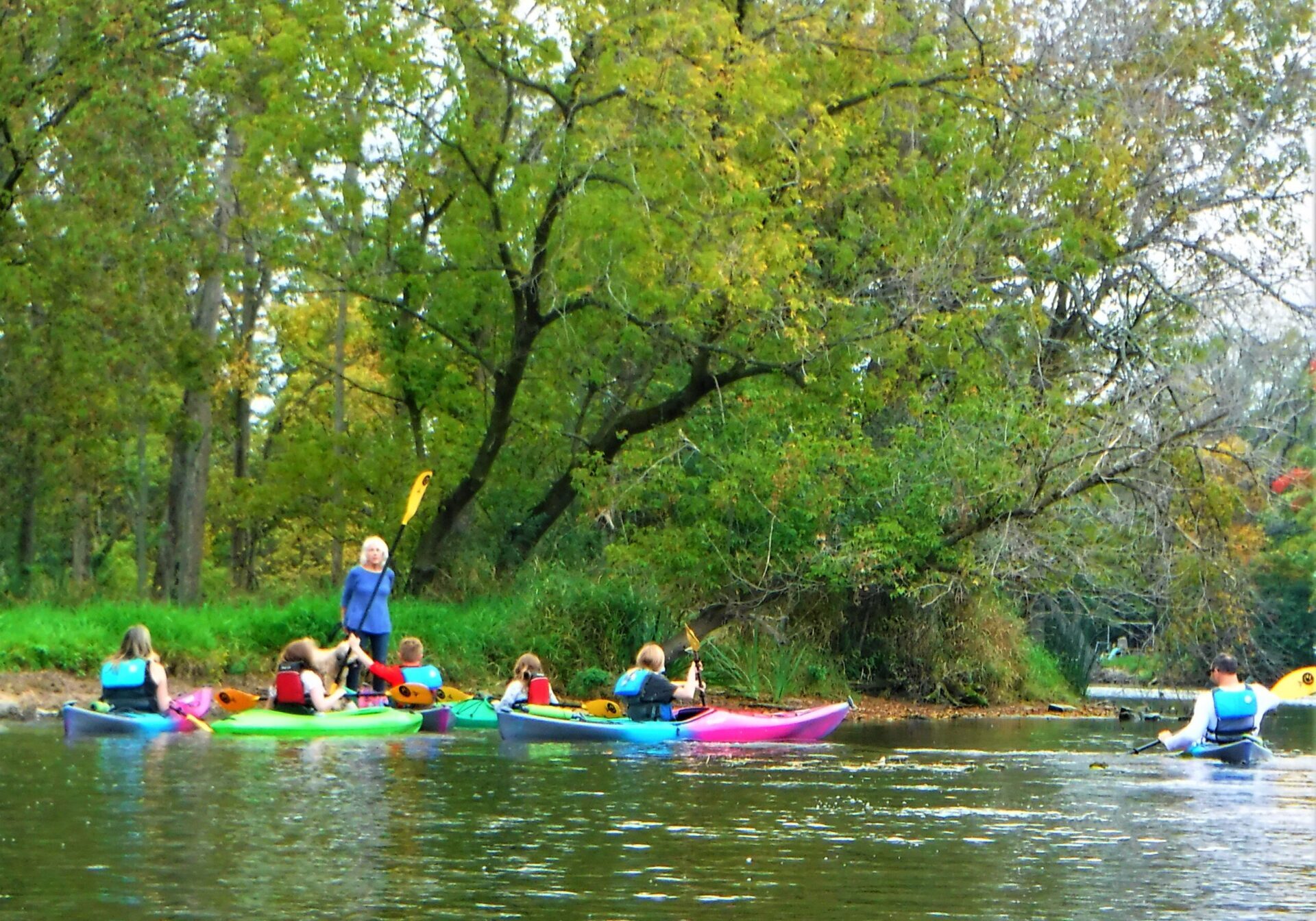 DSCF5047 family group paddling on the Milwaukee river